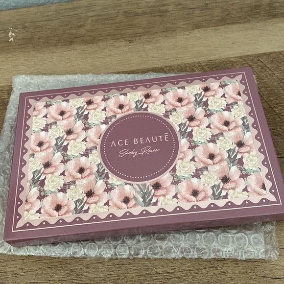 ACE BEAUTÉ Smoky Roses Eyeshadow Palette - Picture 3 of 4